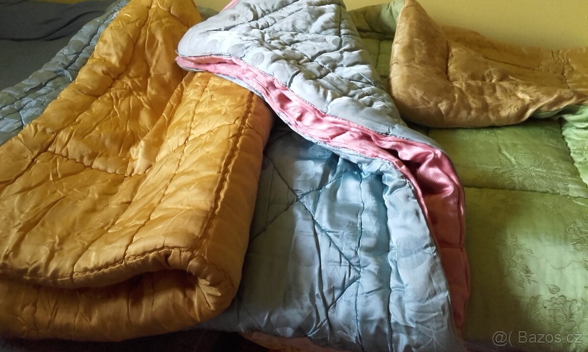 Deky a polštáře