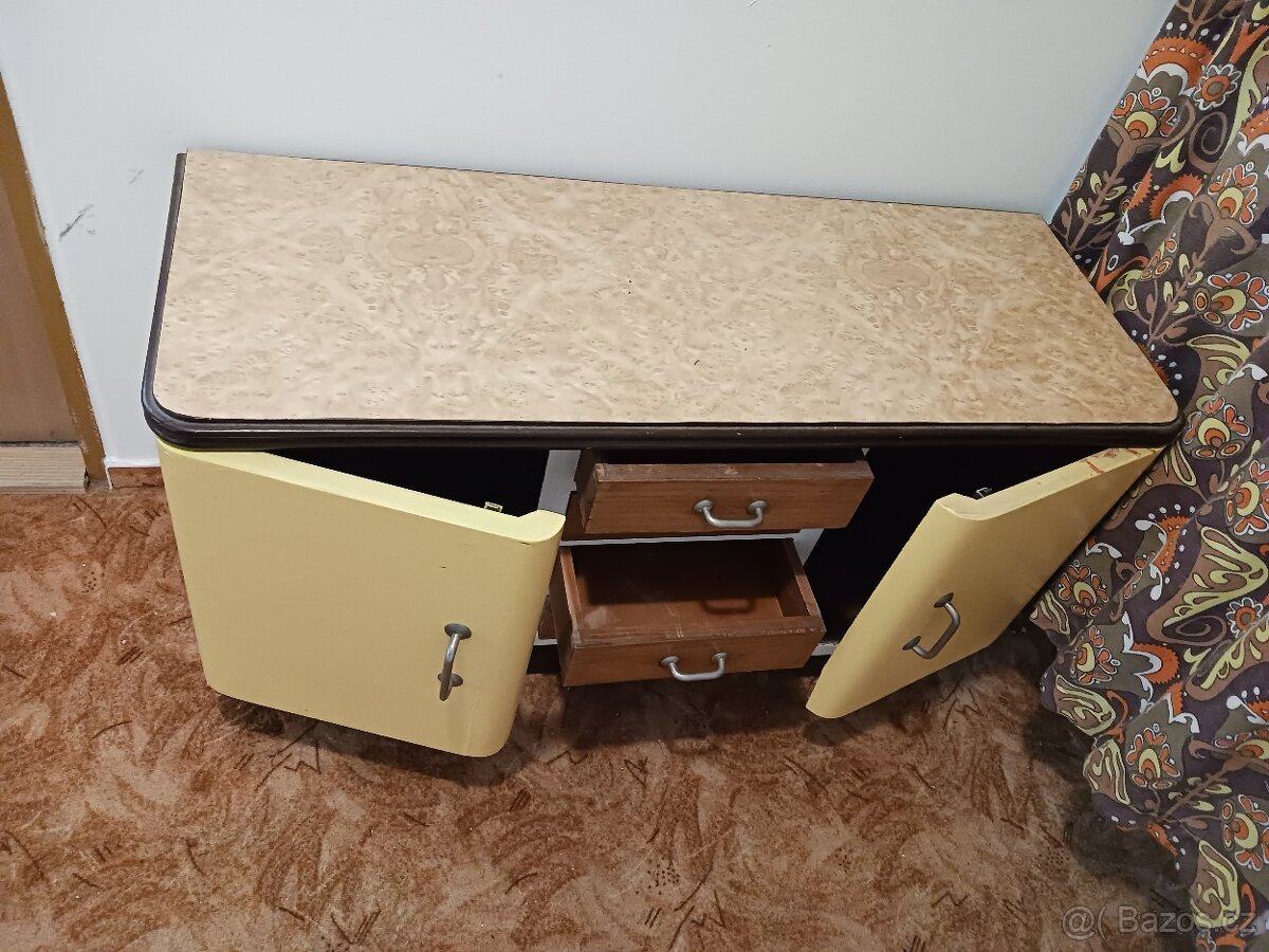 KOMODA 40-50. LÉTA, z materiálu DŘEVO MASIV