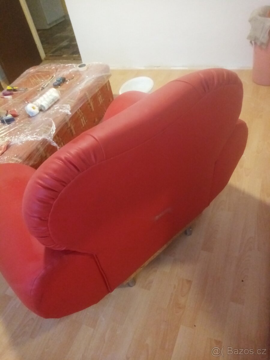 Křeslo červené kožené