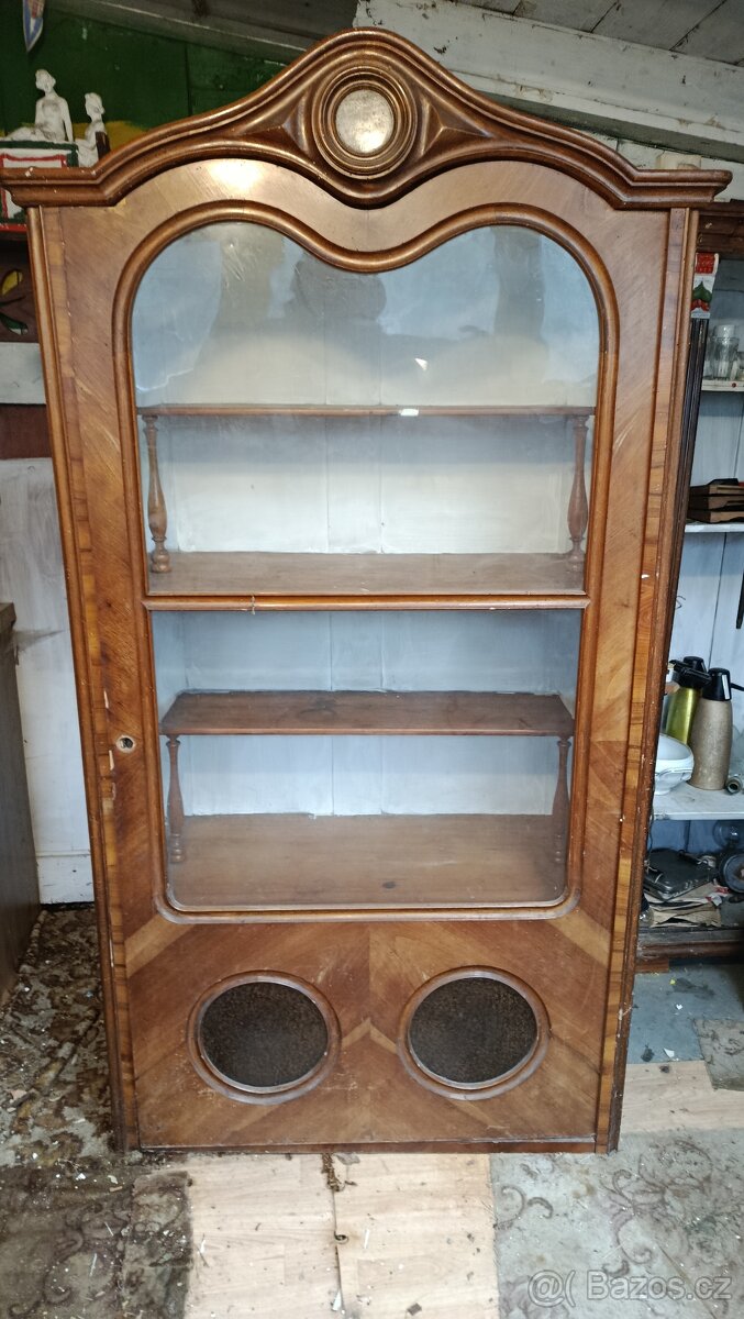 Starožitná dřevěná vitrína k renovaci