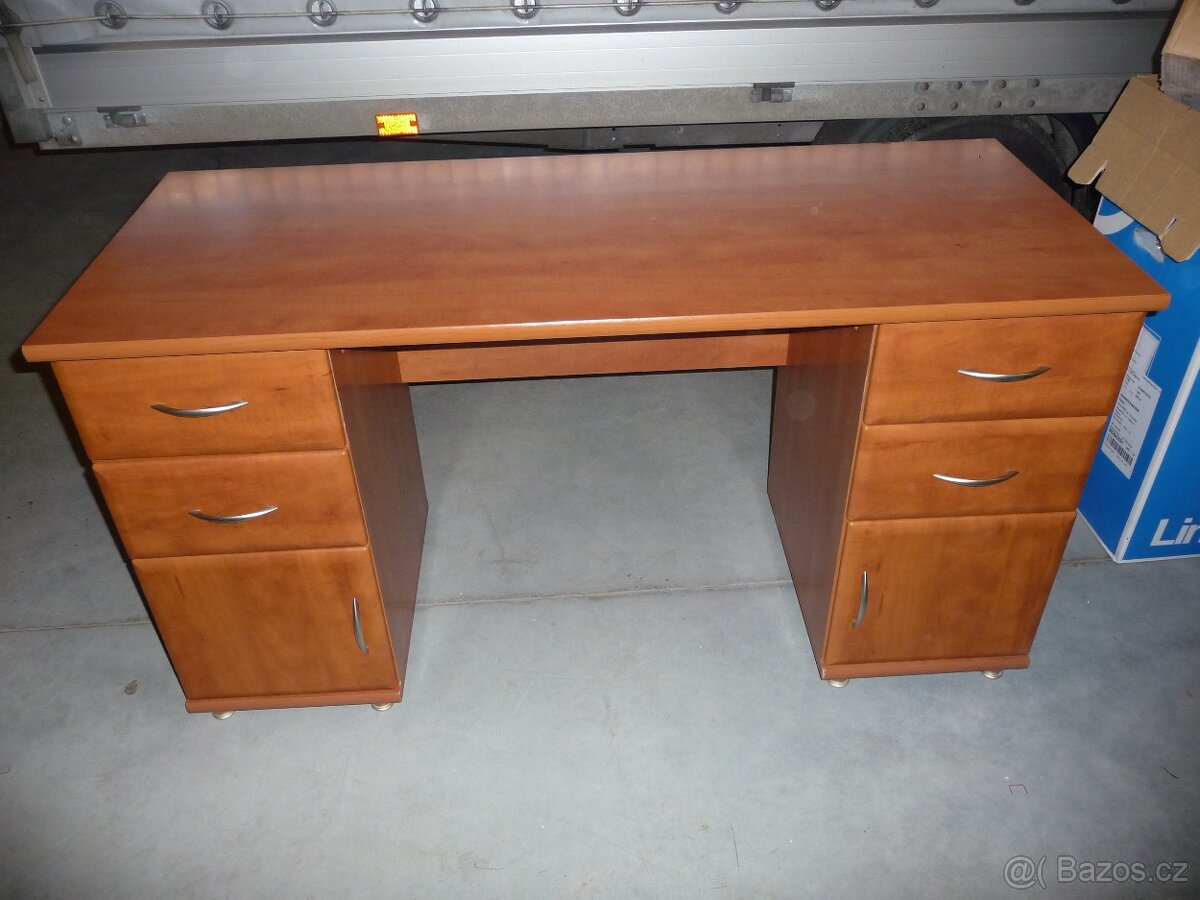 Psací stůl se šuplaty