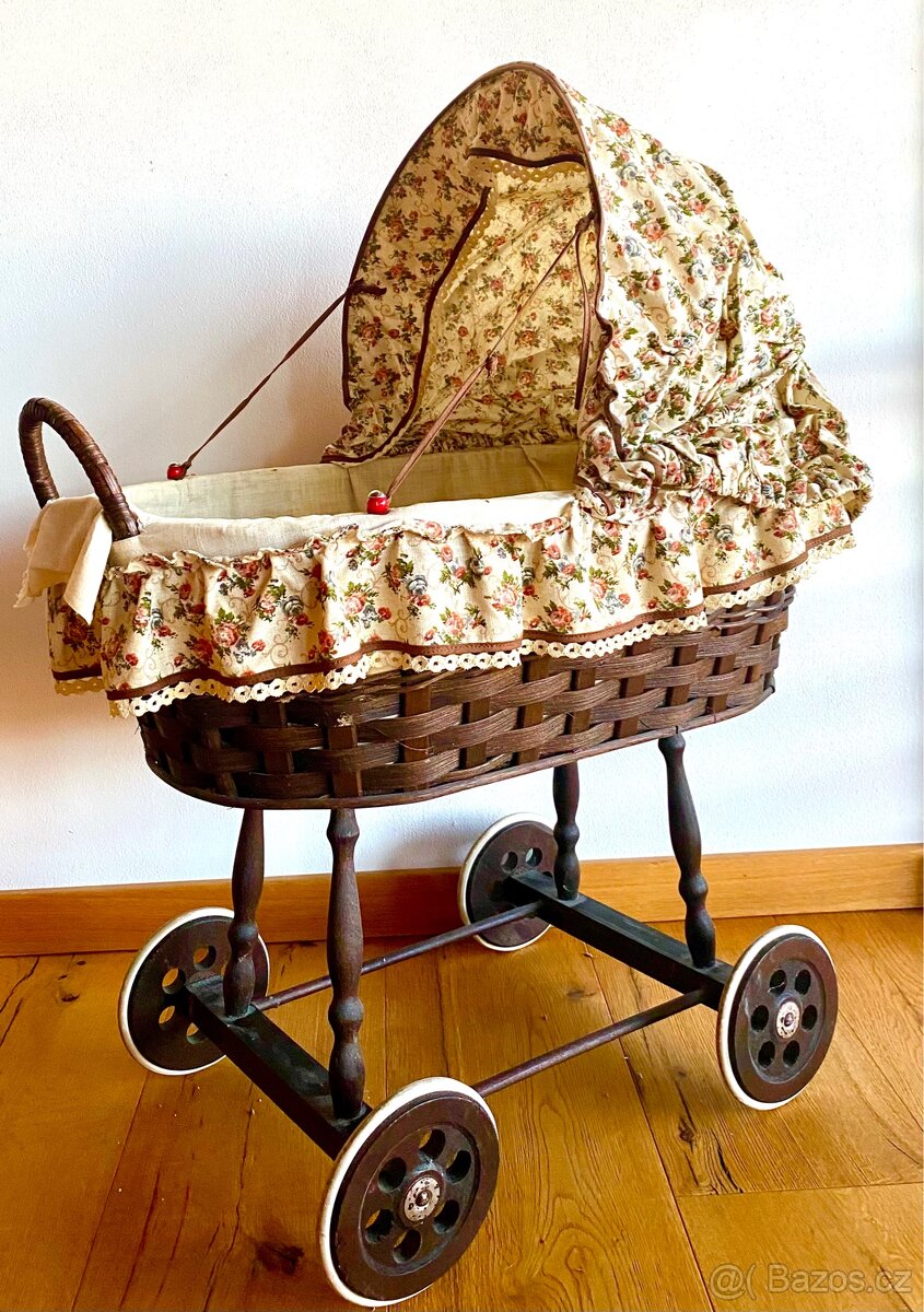 Starý proutěný kočárek