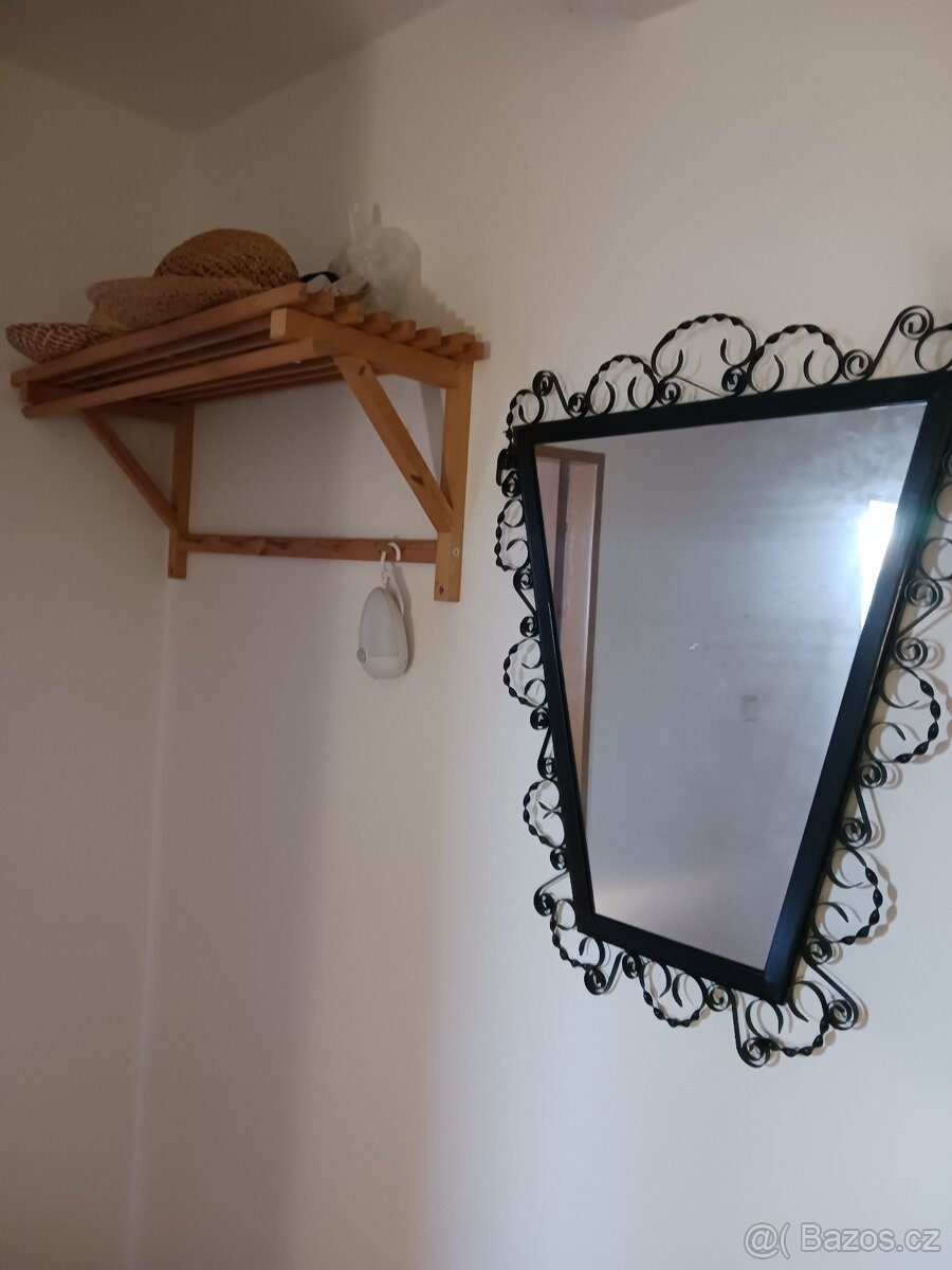 ZÁVĚSNÉ ZRCADLO V TEPANÉM RÁMU