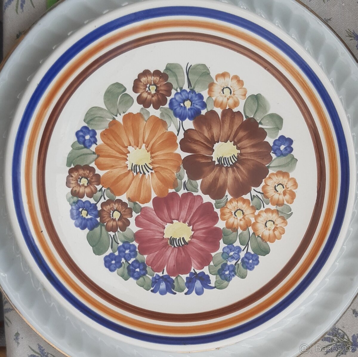 Keramický talíř s motivem květin