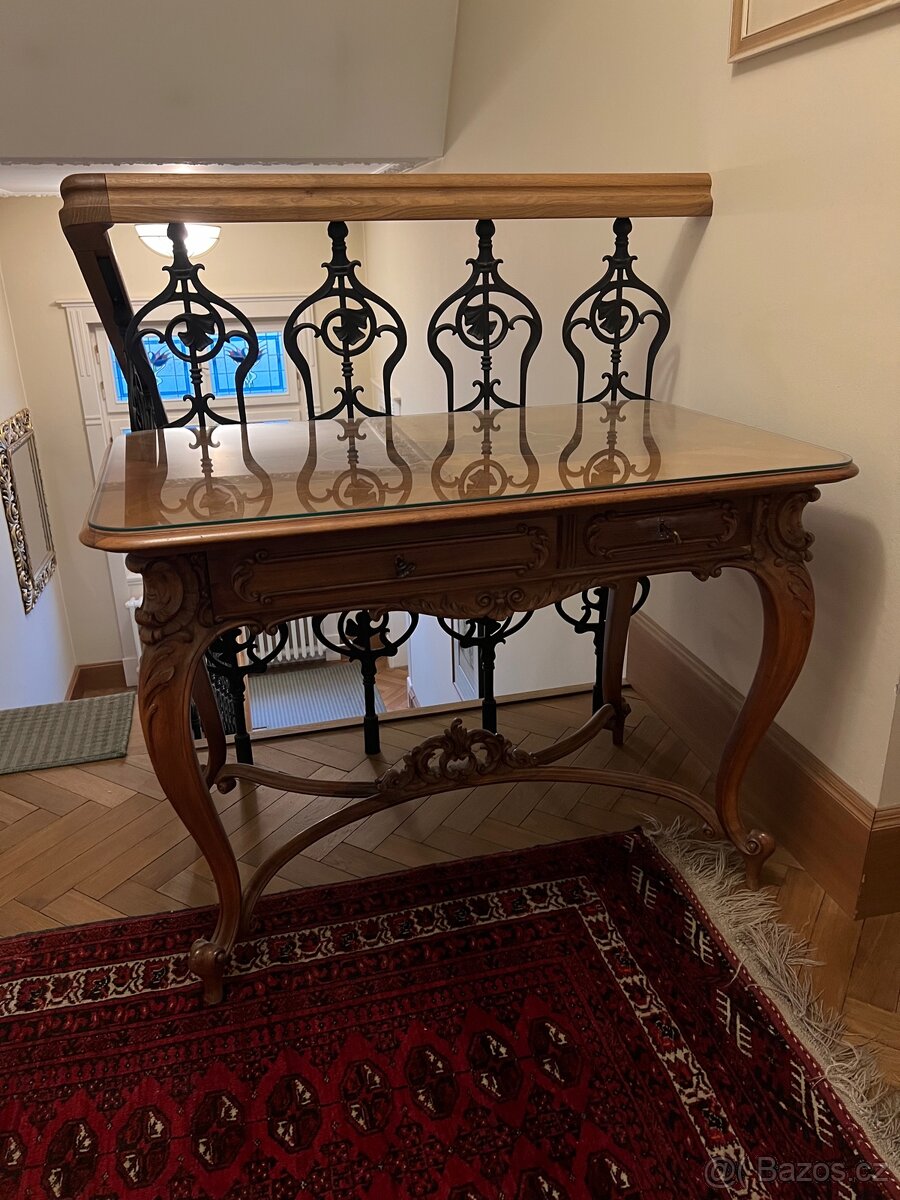 Starožitný dřevěný stůl