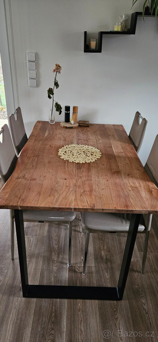 Jídelní stůl, akacie