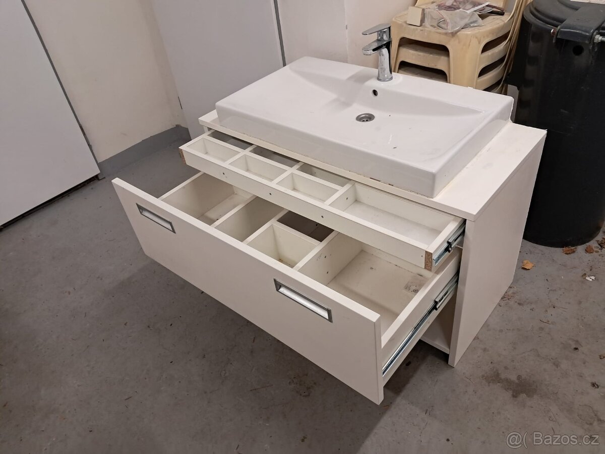 skříńka s umyvadlem a baterií