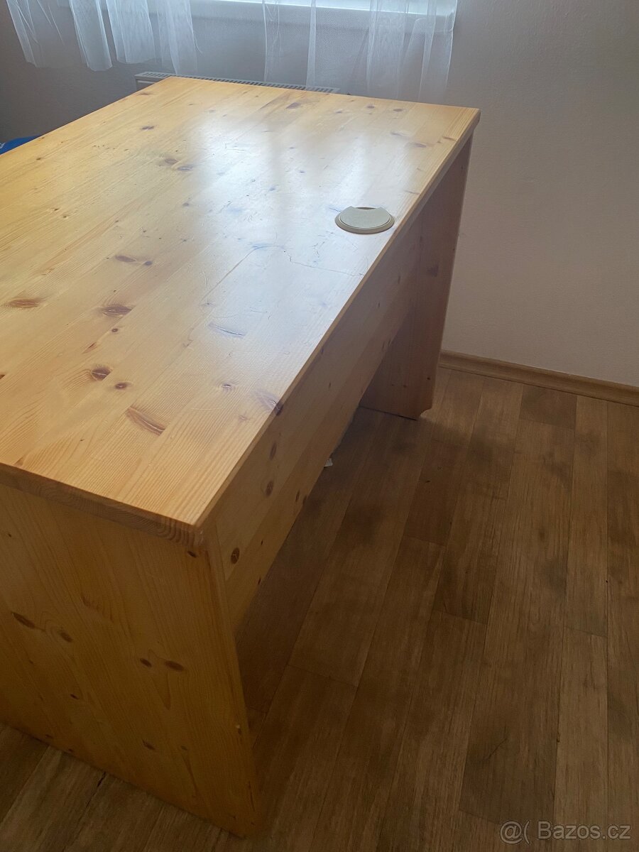 Stůl z masivu