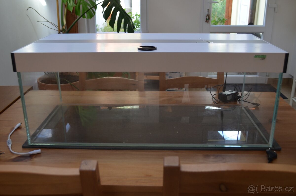 Prodám akvárium s osvětlením, krytem a technikou, 66 l