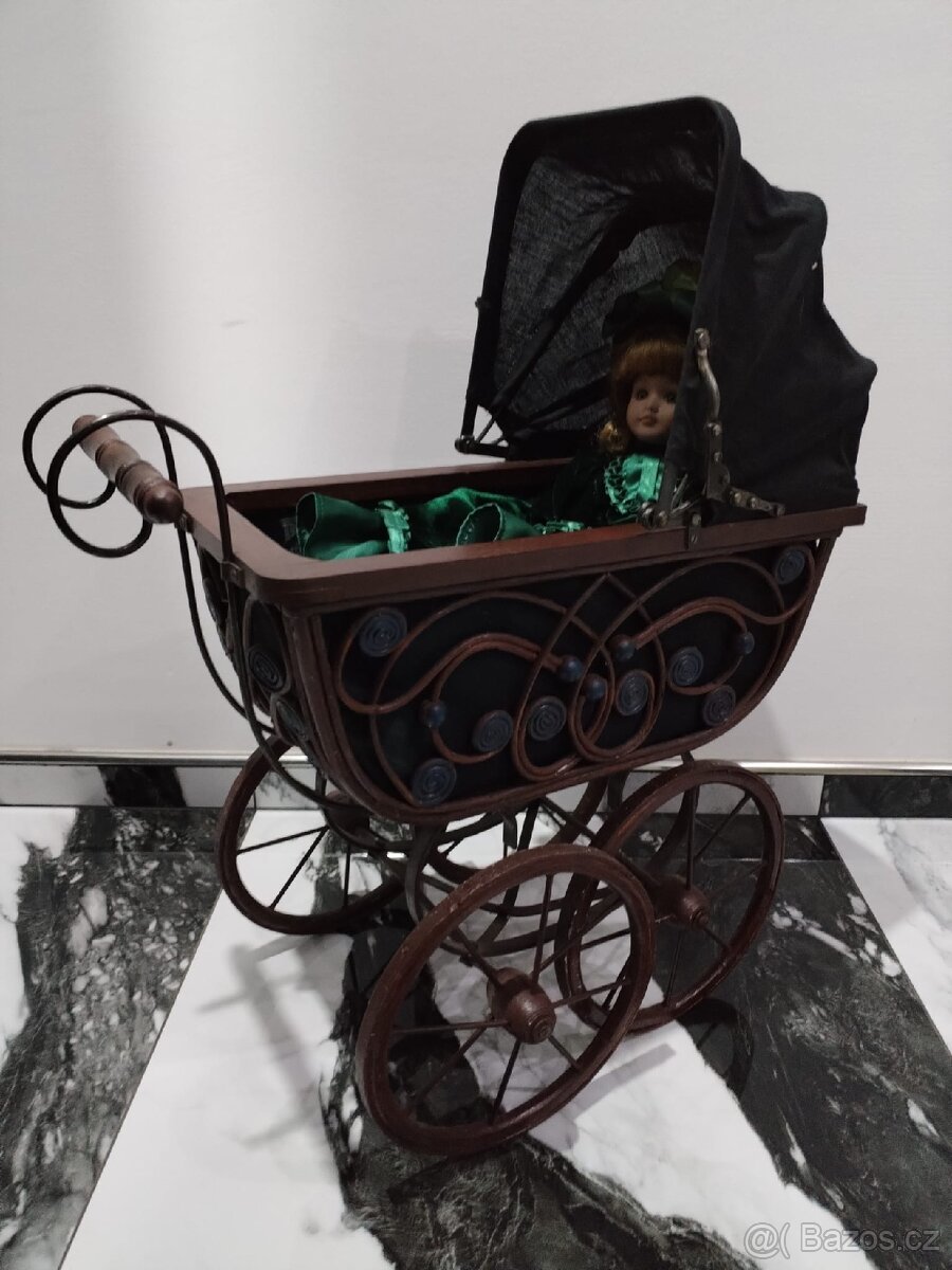 Starožitný kočárek pro panenky