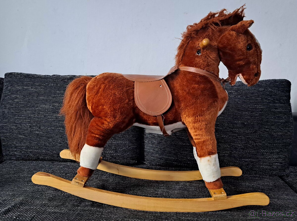 Dřevěný houpací koník