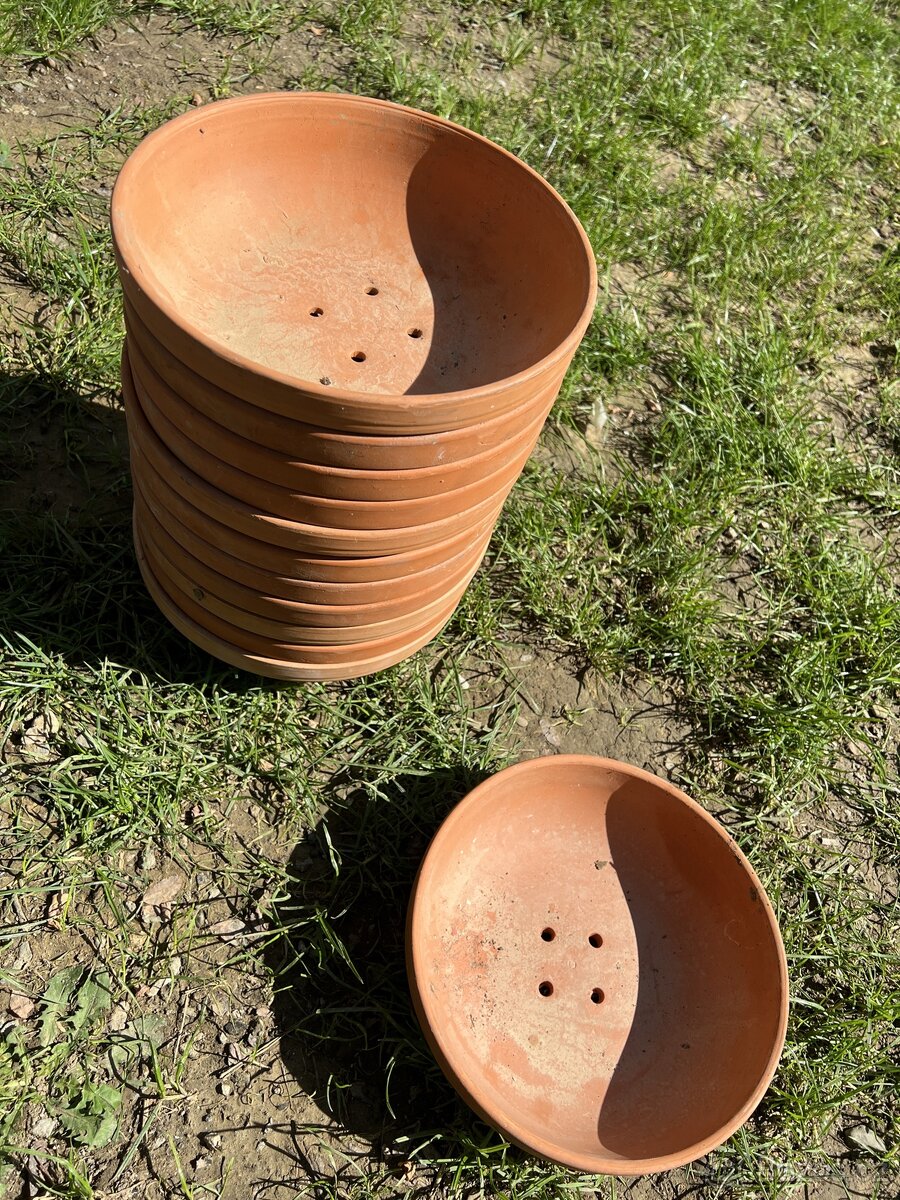 Prodám hnízdní misky z pálené hlíny