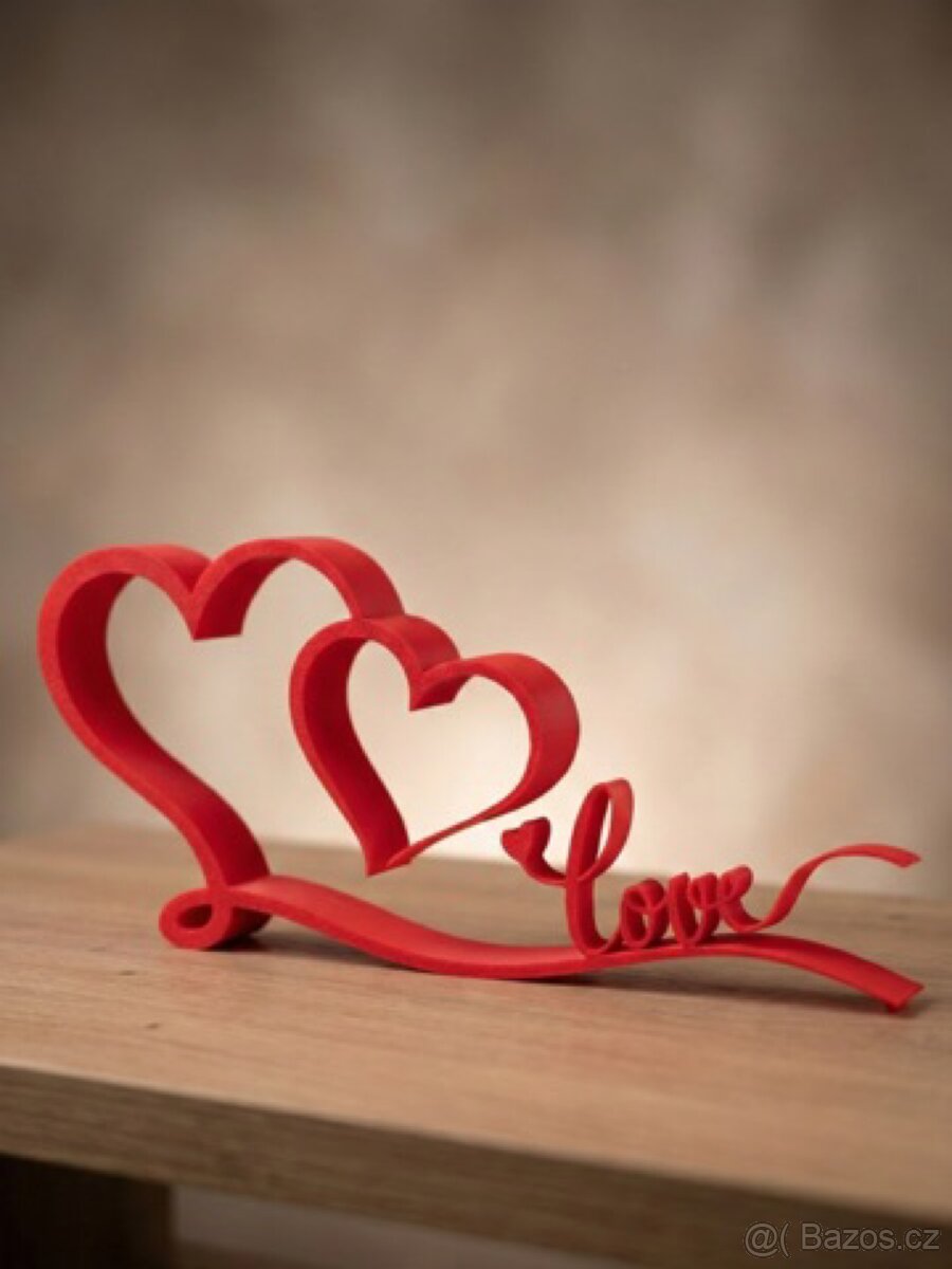 Perfektní dekorace na Valentýna – dvě srdce a slovo “LOVE”