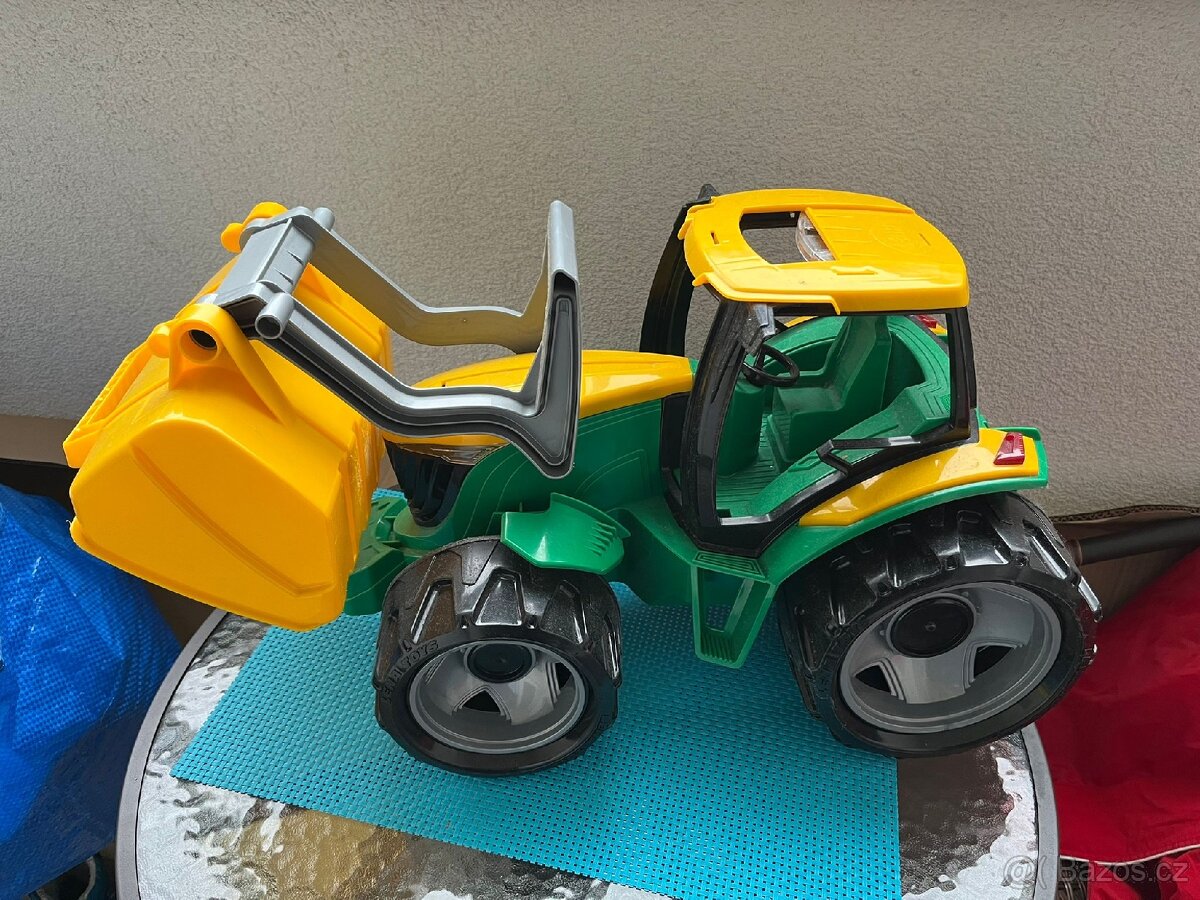 Hračka traktor se lžící.