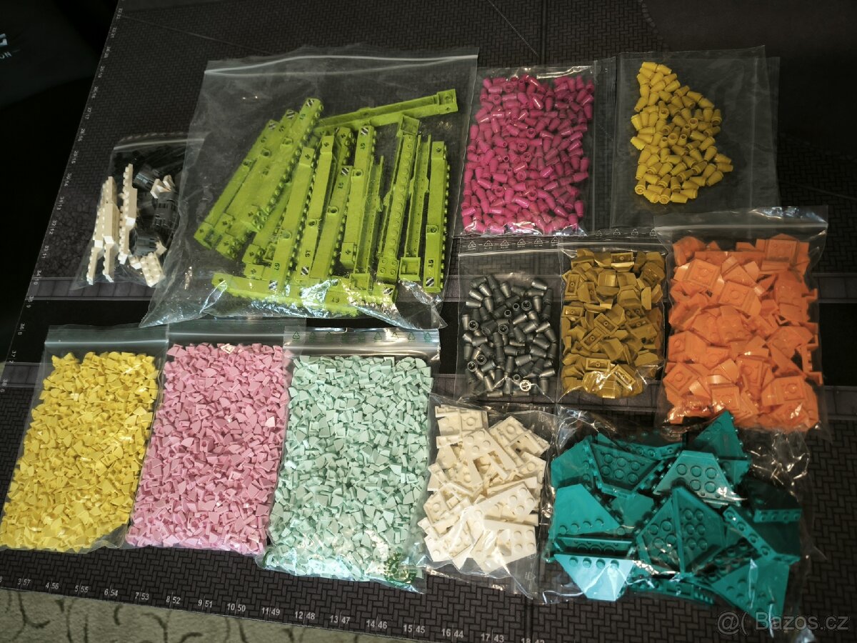 Směs lego dílků