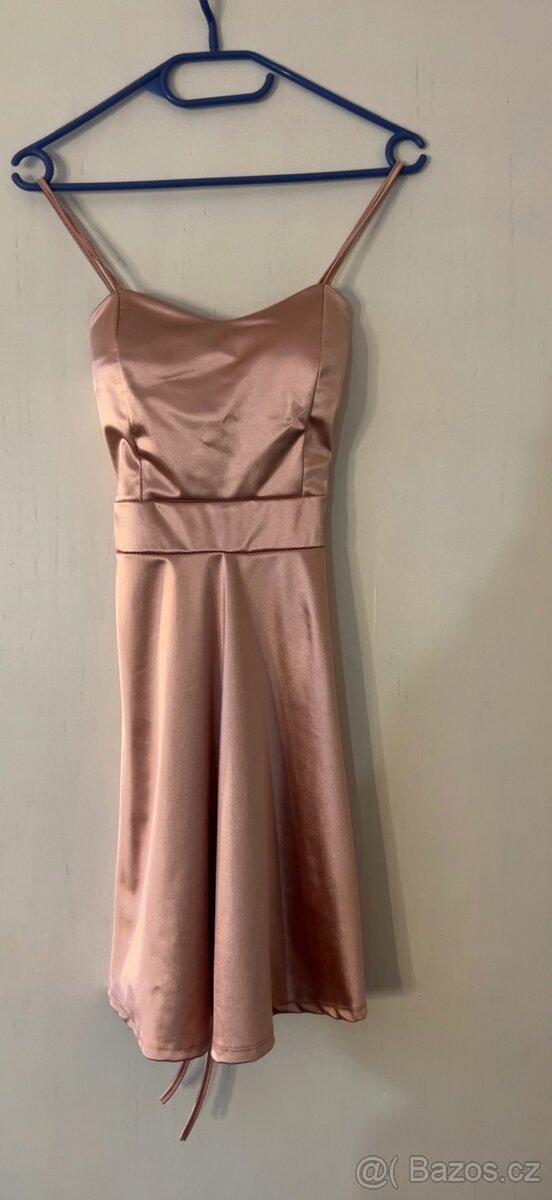 Krátké,Pudrově růžové šaty