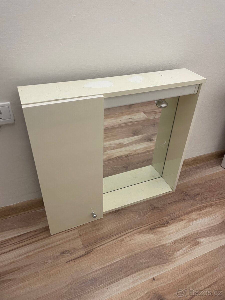 Koupelnová zrcadlová skříň dřevěná