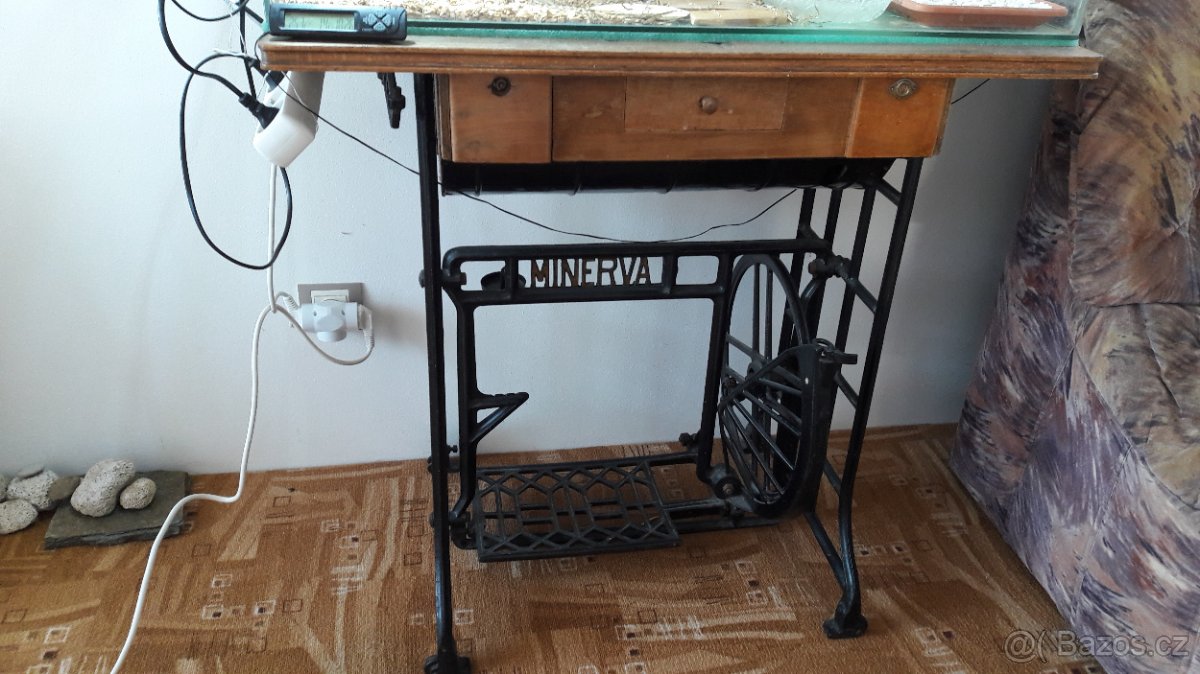 šicí stolek se strojem Minerva