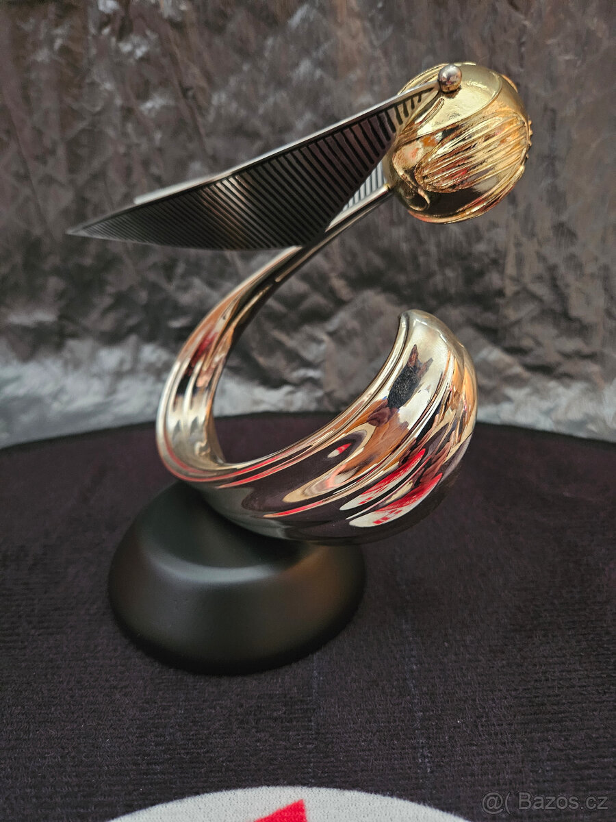 Harry Potter – soška Zlatonka na podstavci "Golden Snitch