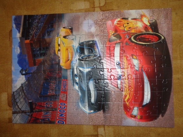 různé druhy značkových puzzle - Ravensburger, Disney, Pixar