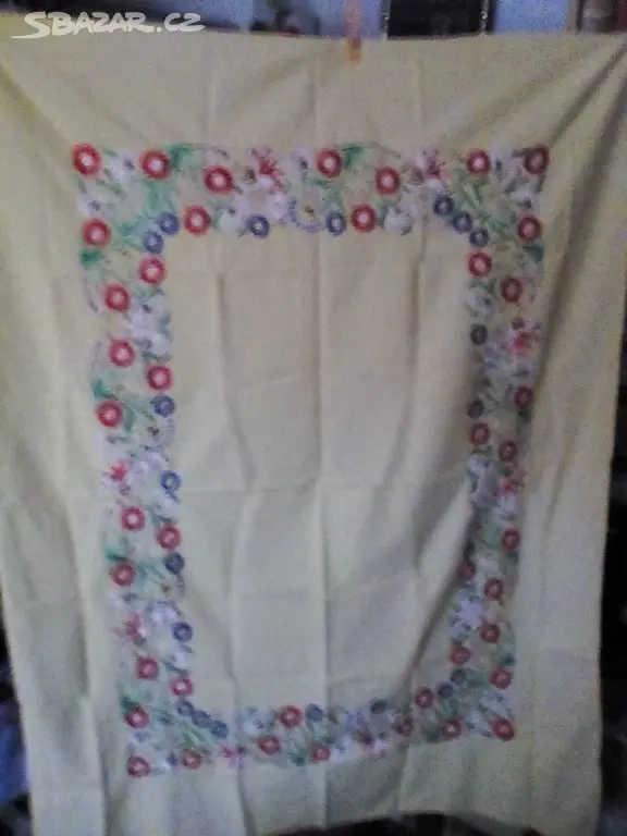 Krásný ručně vyšívaný ubrus