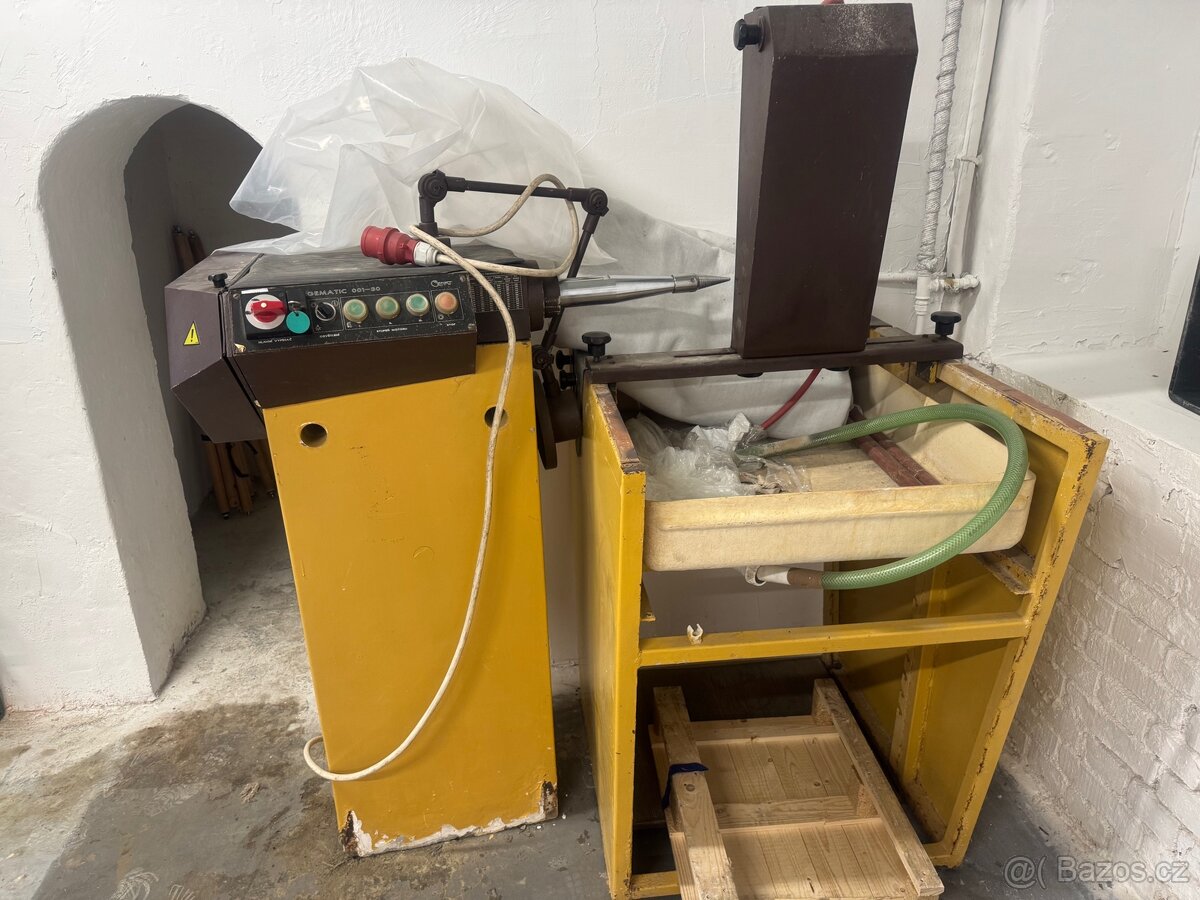 Průmyslový stroj GEMATIC na broušení skla