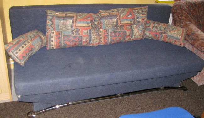 Rozkládací pohovka s úložným prostorem