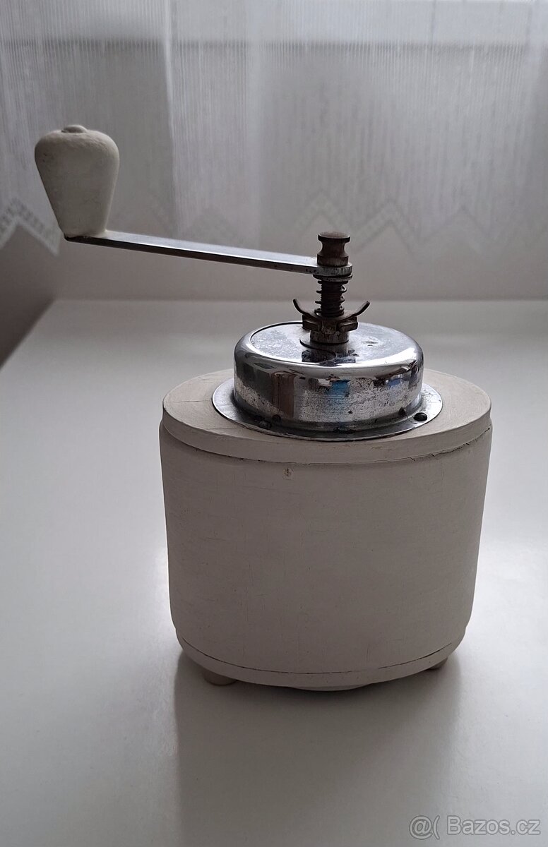 Starý retro mlýnek na kávu