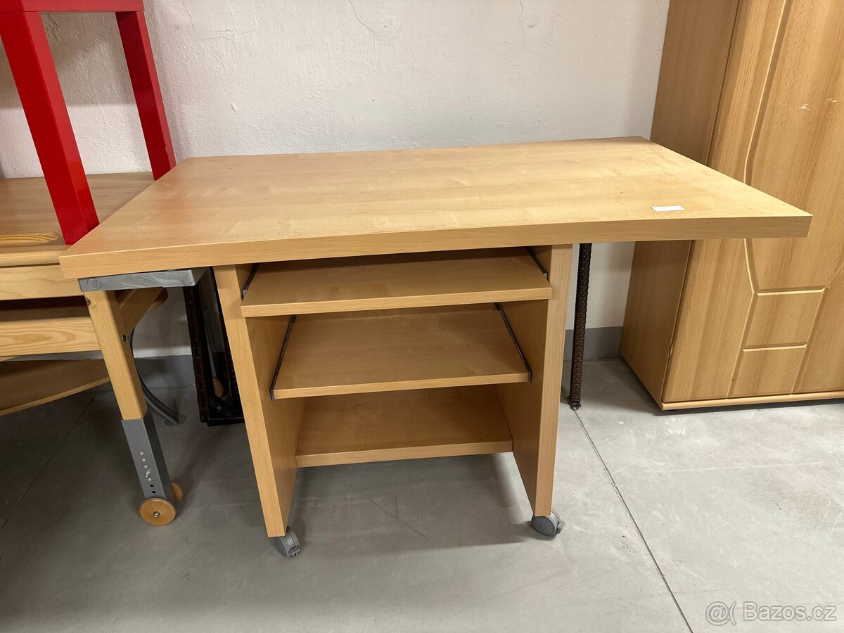Pracovní / počítačový stůl na kolečkách