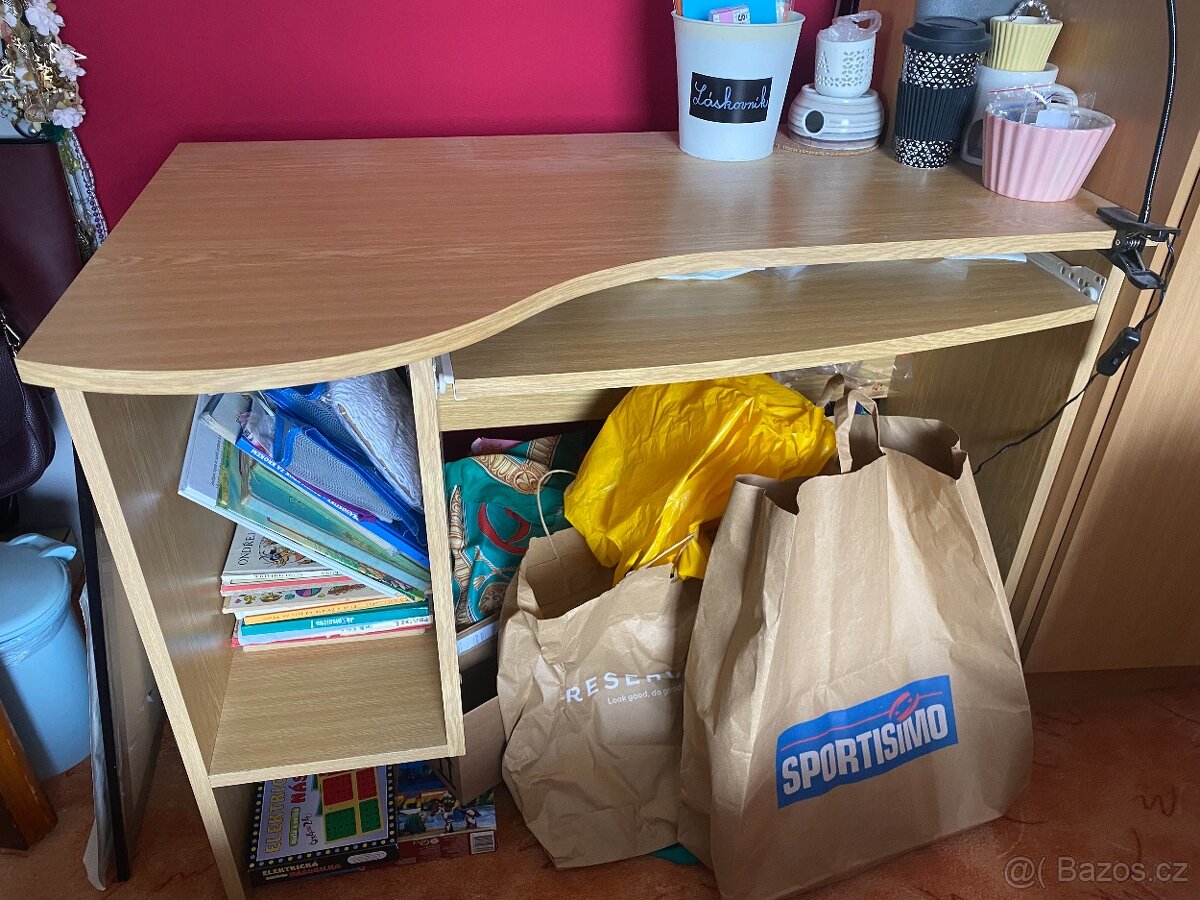 Kancelářský stůl