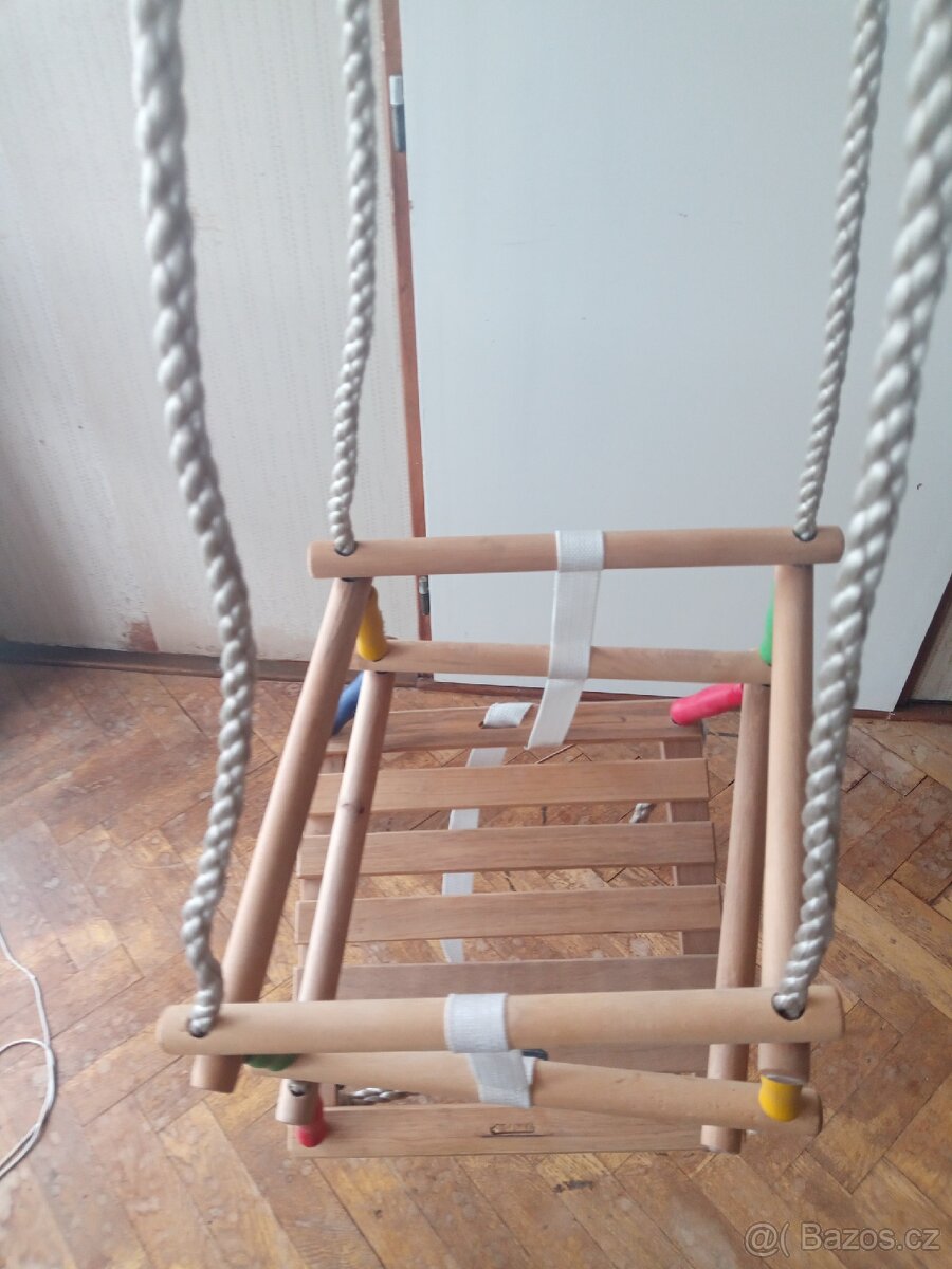 Drevena houpacka na male dite