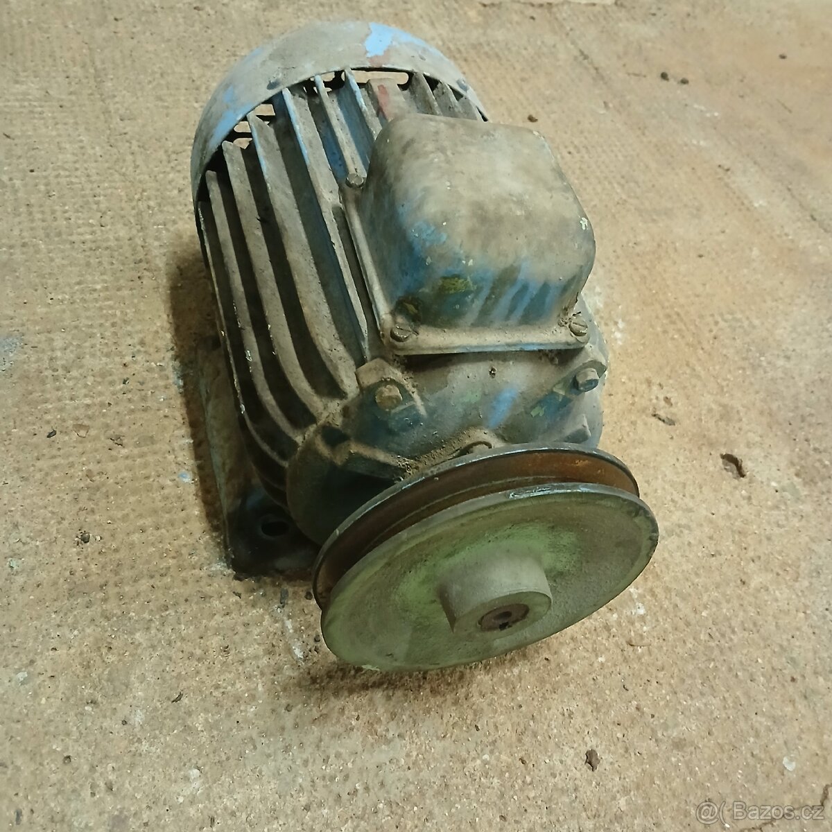 Elektromotor 2,2 kW 380V starý funkční z doby RVHP