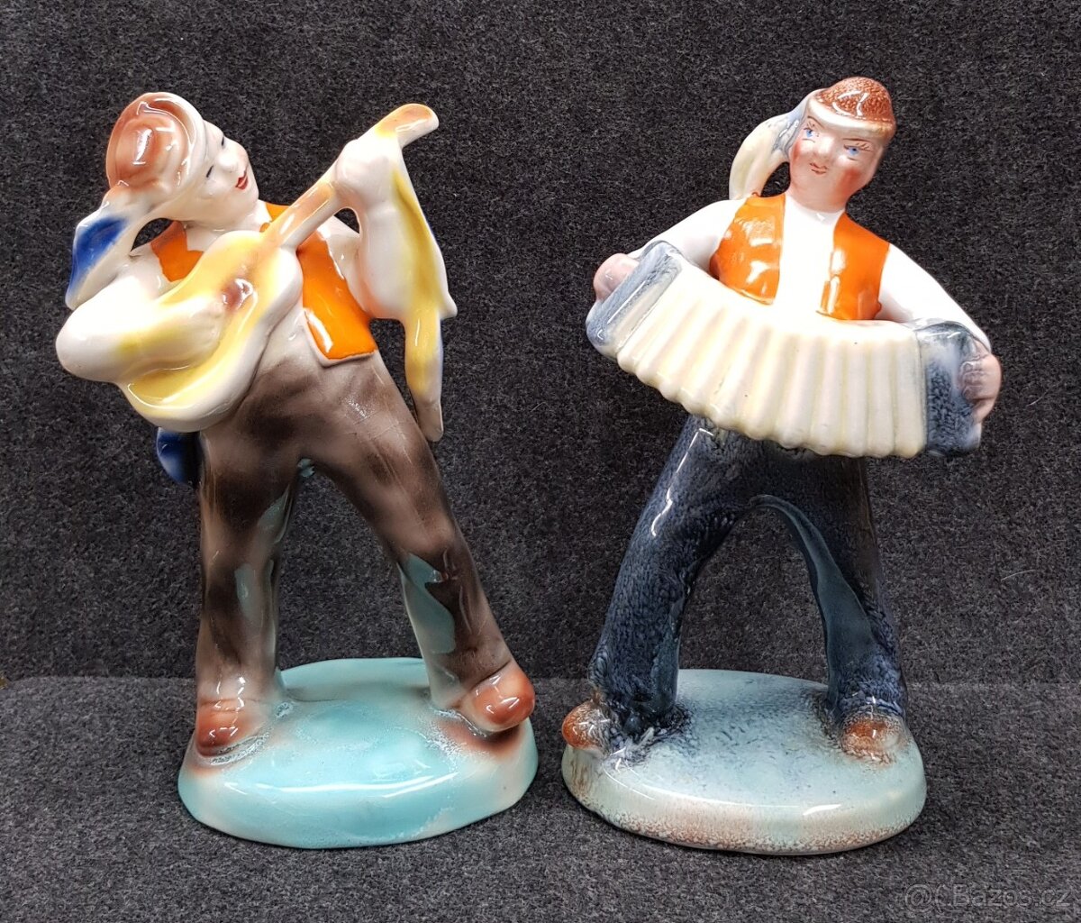 2x soška hudebníka Ditmar Urbach (kytara a harmonika)