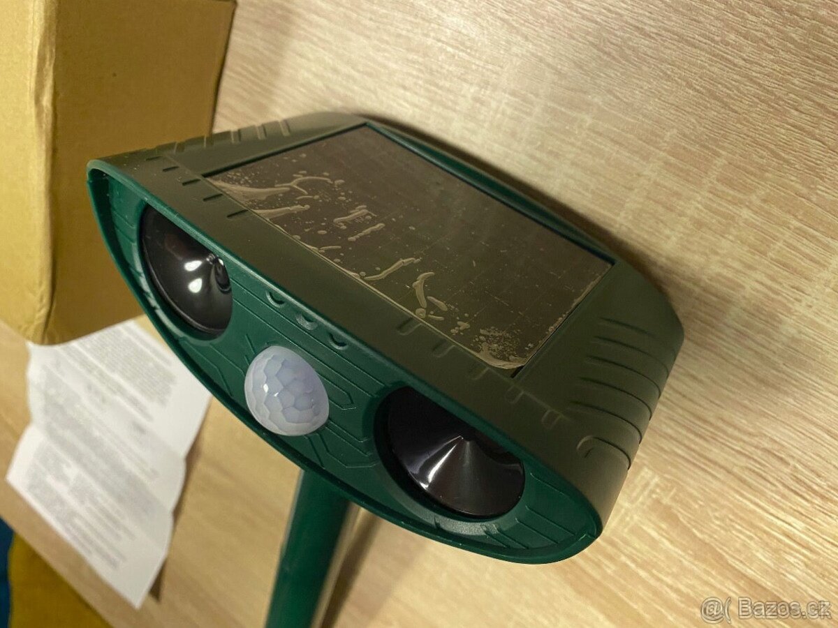 Ultrazvukový odplašovač zvierat s pohybovým senzorom