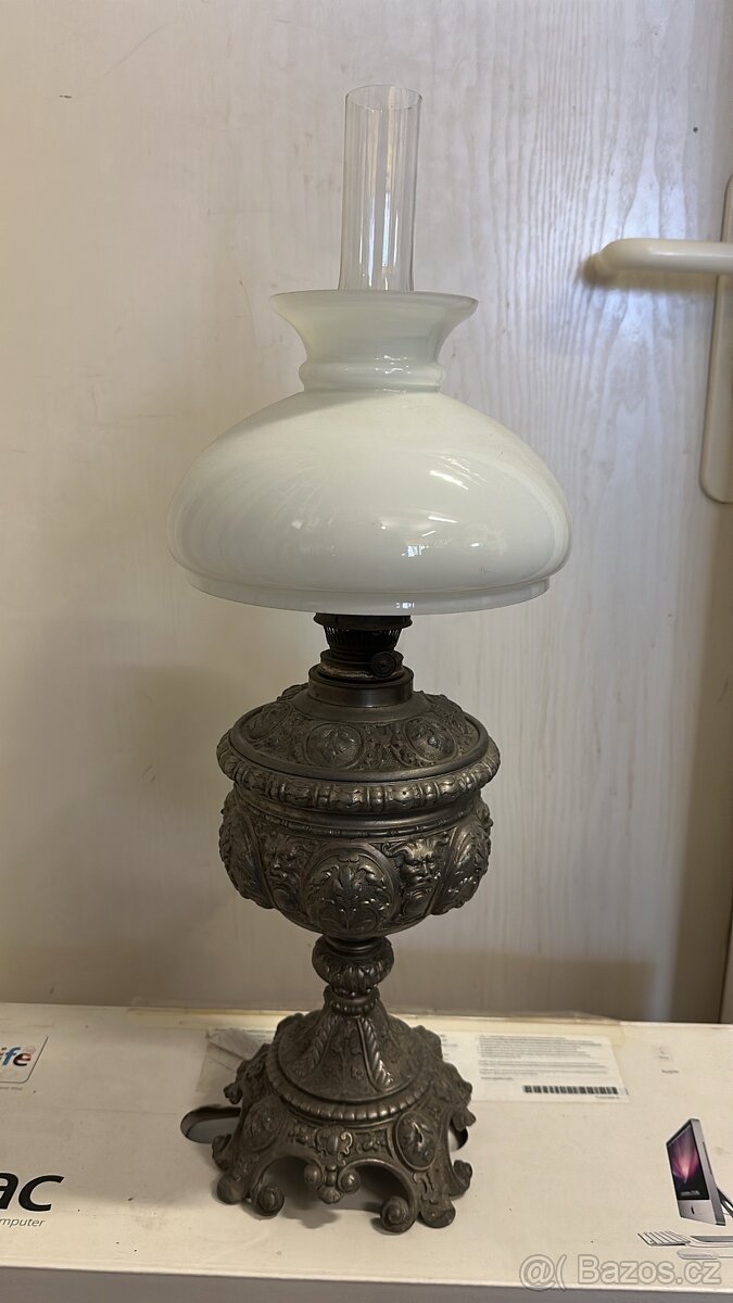 Starožitná petrolejová lampa