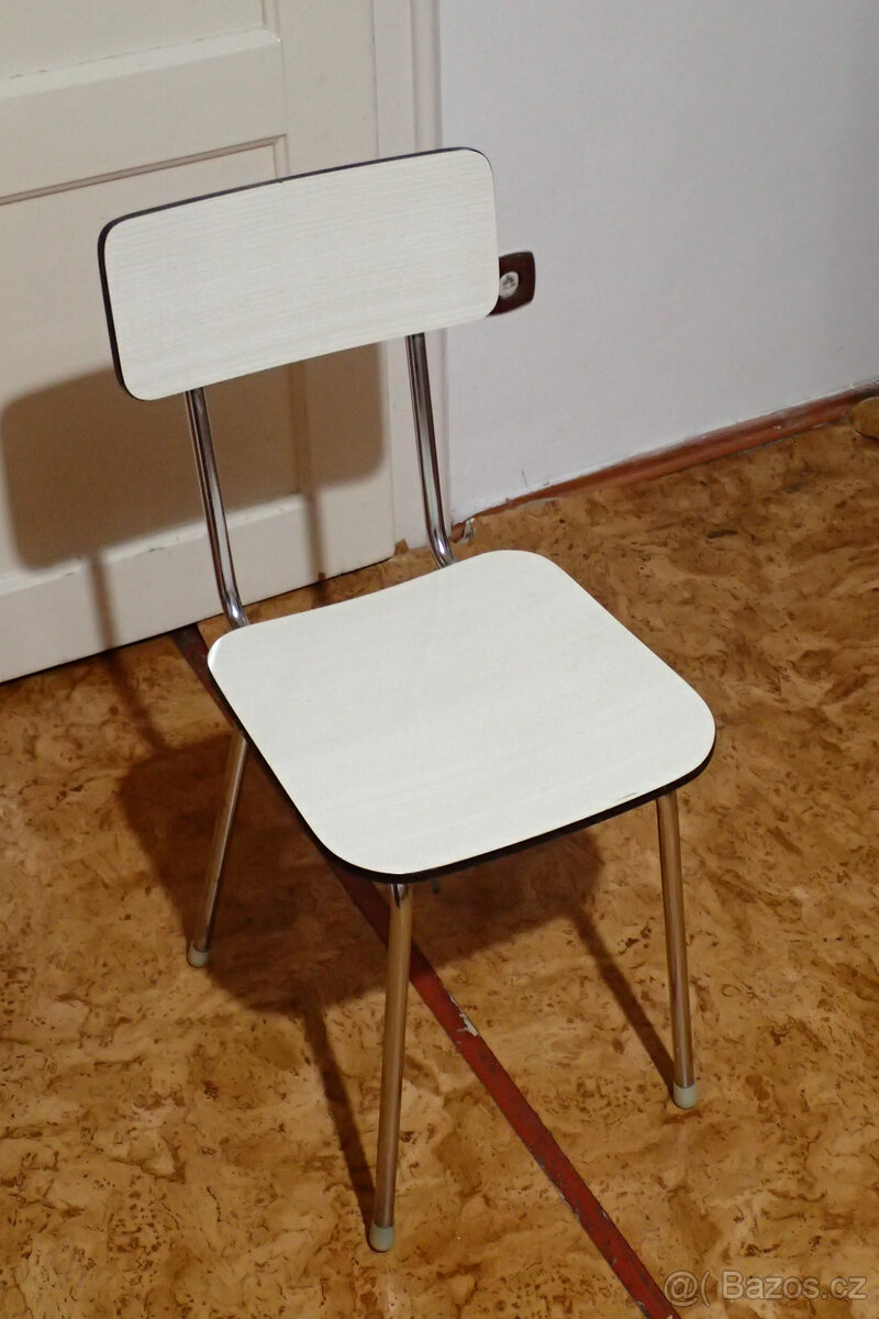 Bílá umakartová židle