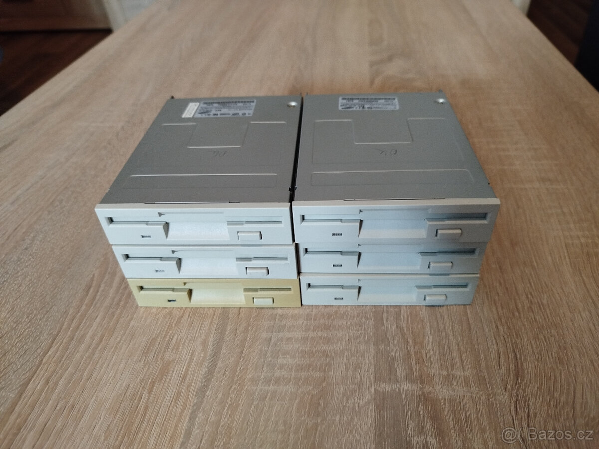 Disketová mechanika pro počítače Amiga