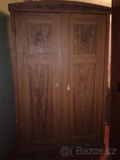 Starožitná secesní skříň.