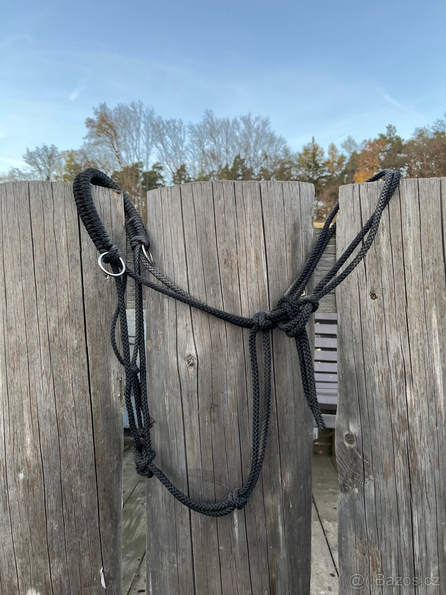 Černá parelka s opletem