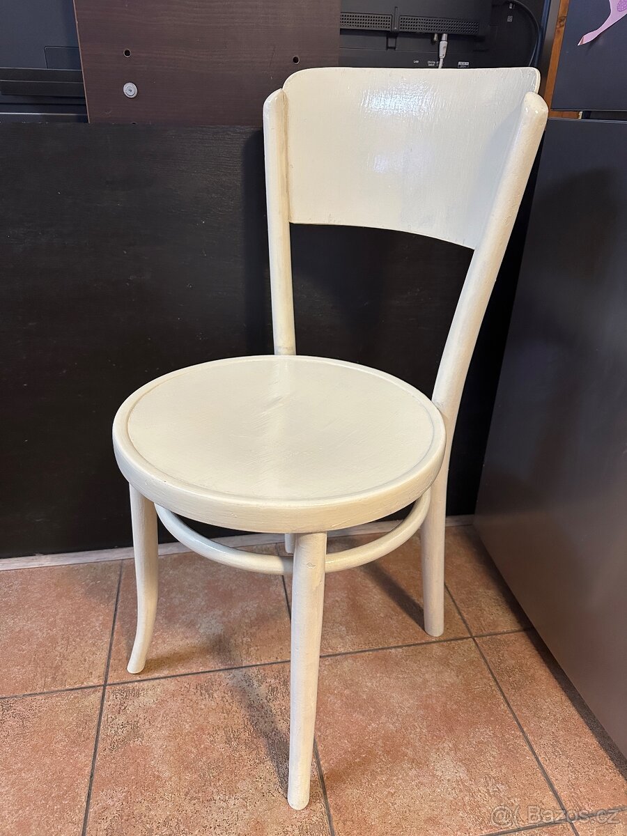 Bílá stará židle