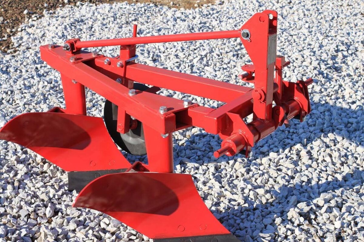 Dvouradličný pluh WIRAX za malotraktor červený