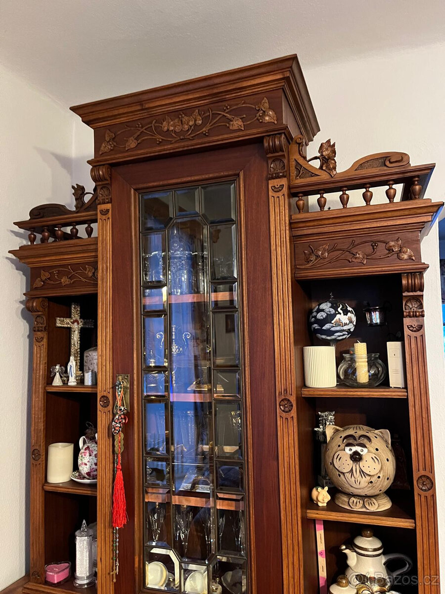 Starožitná skříň, kredenc