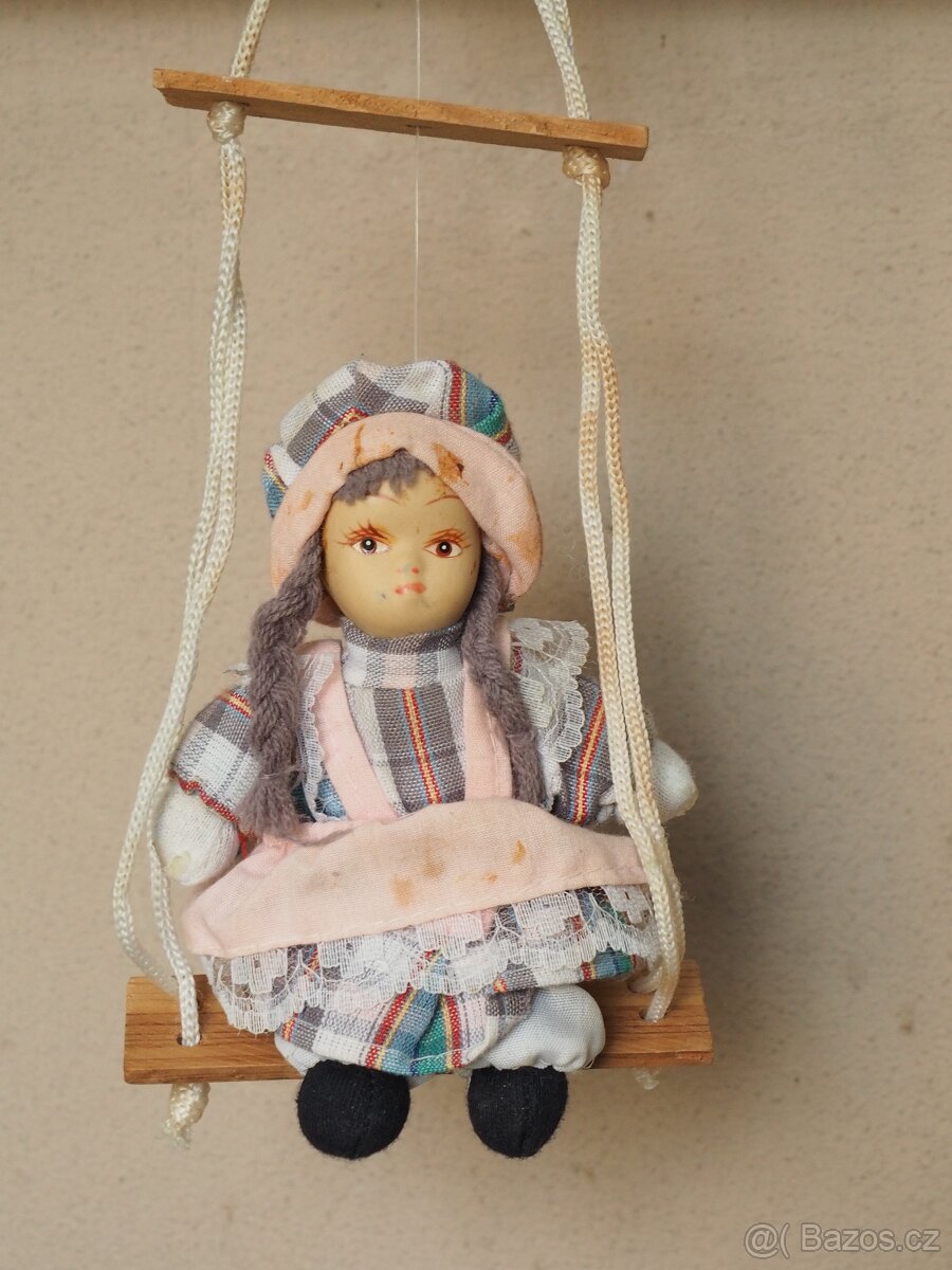 Porcelánová panenka - malá, na houpačce