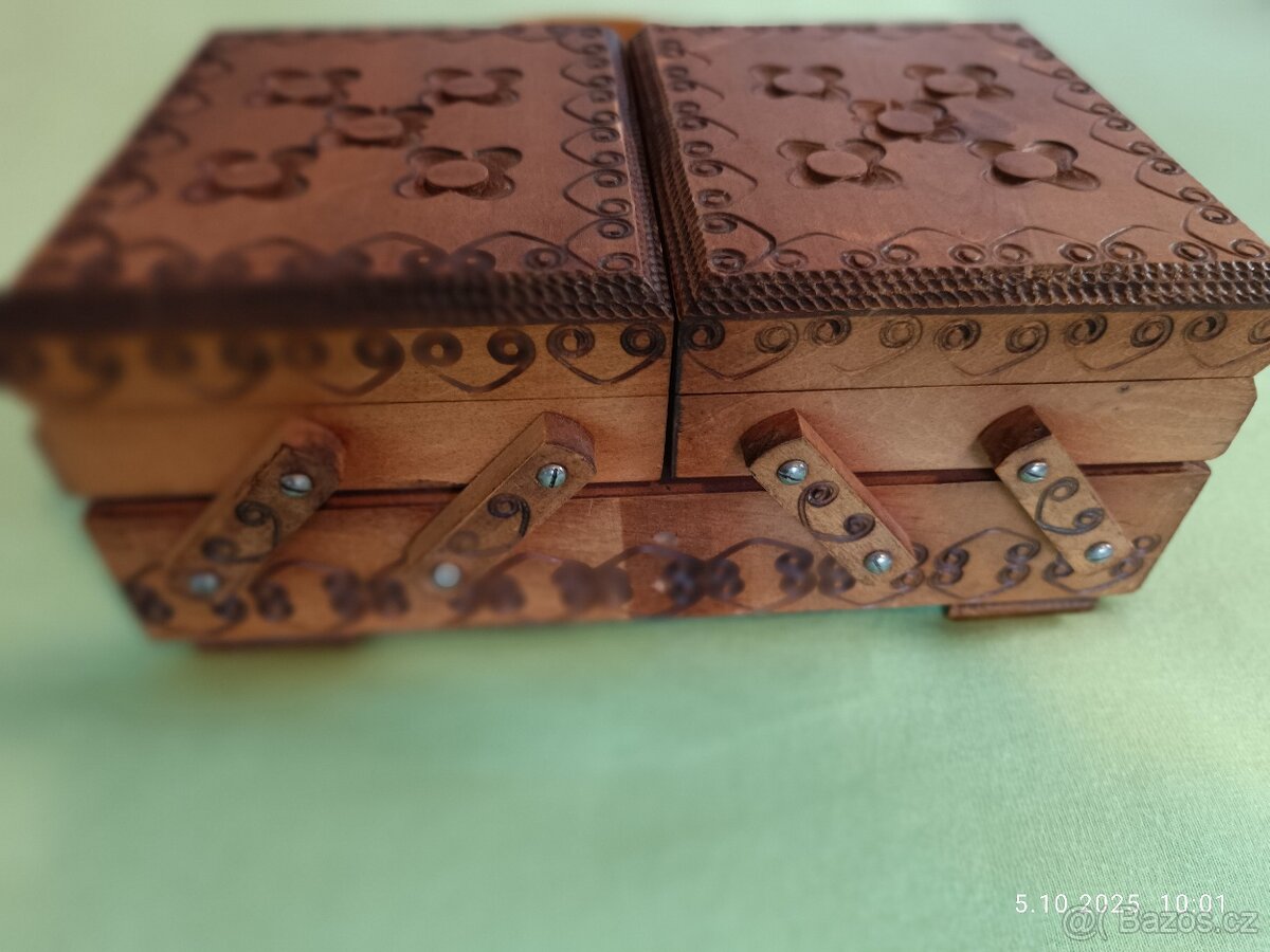 Prodám DŘEVĚNOU VYŘEZÁVANOU SKŘÍŇKU NA ŠPERKY