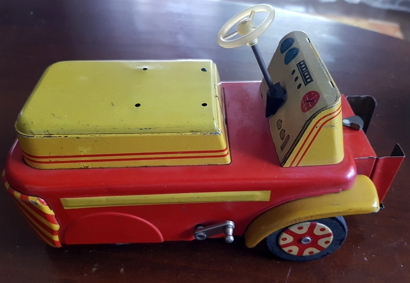 staré hračky : lietadlo, vysokozdvižný vozík a iné