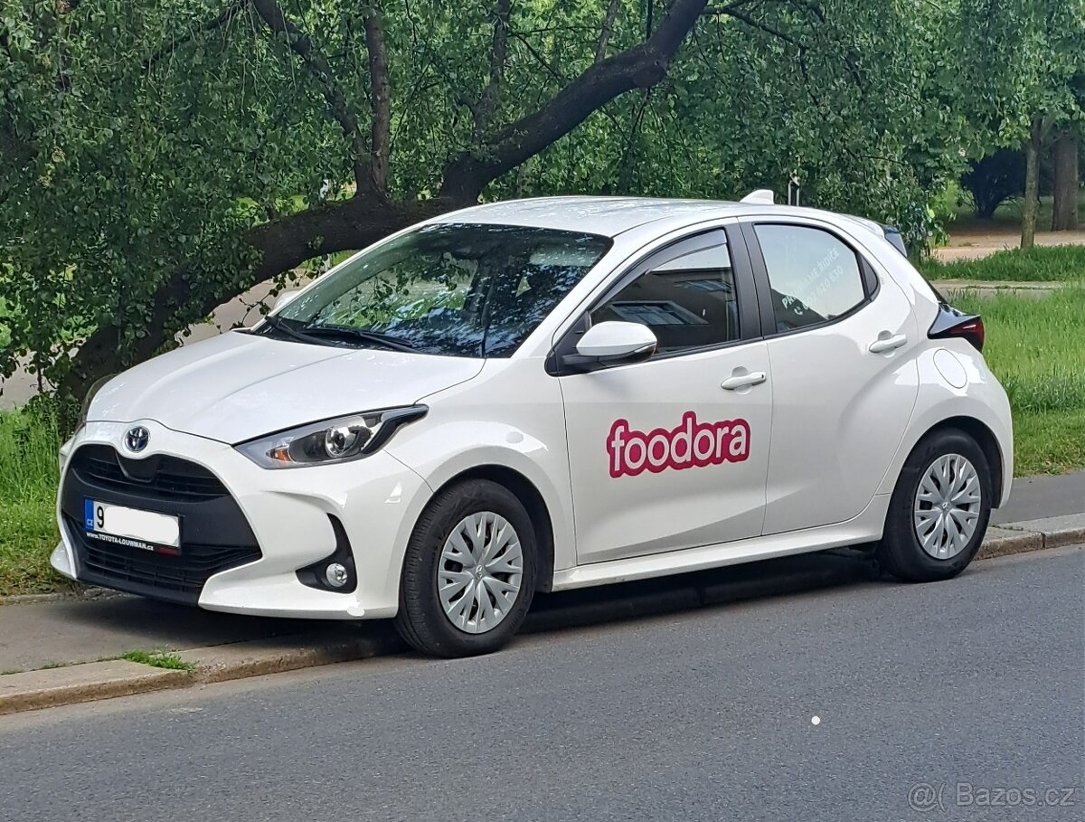 Toyota Yaris Hybrid pro rozvoz jídla v Praze