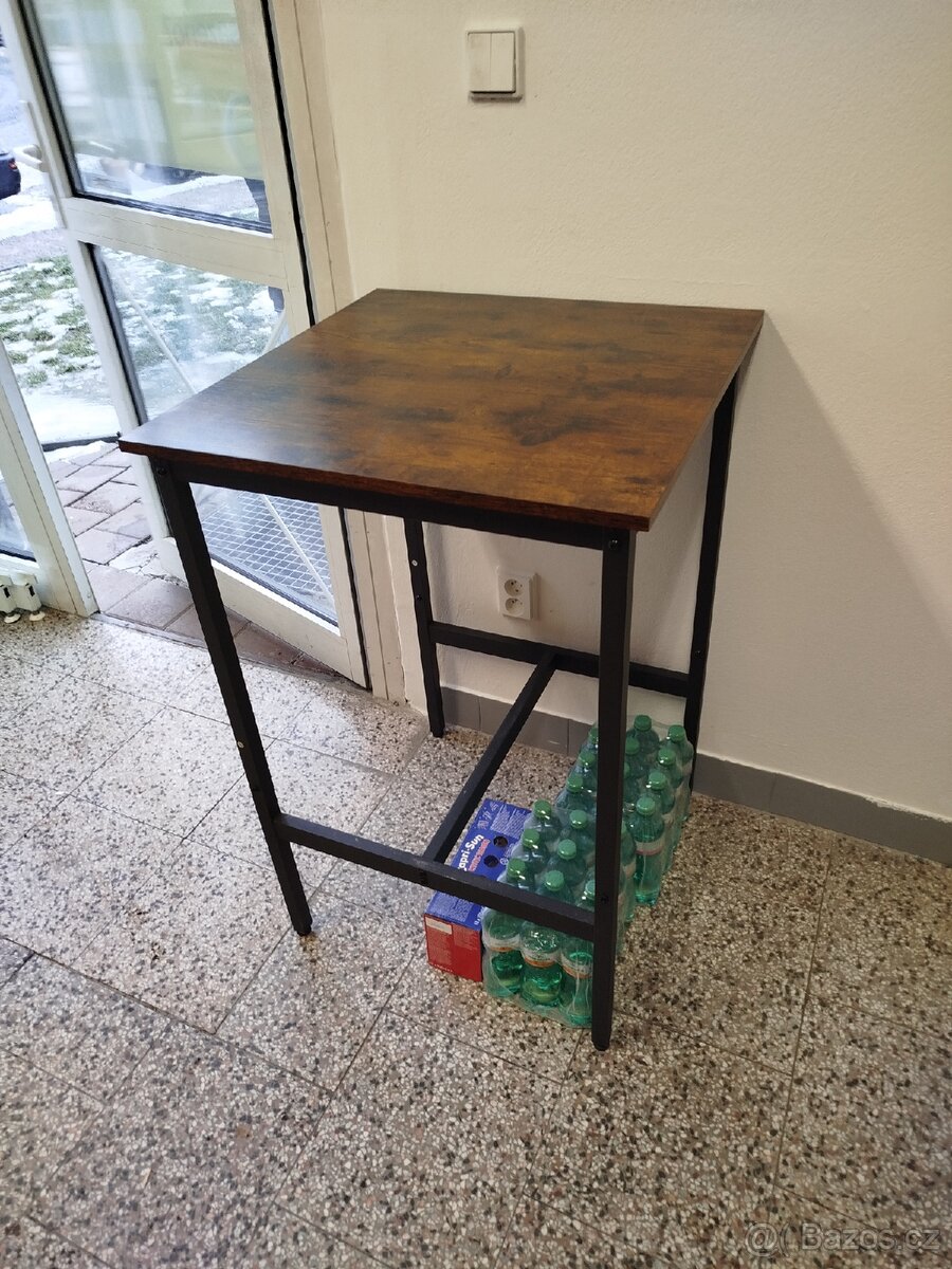 Barový stůl