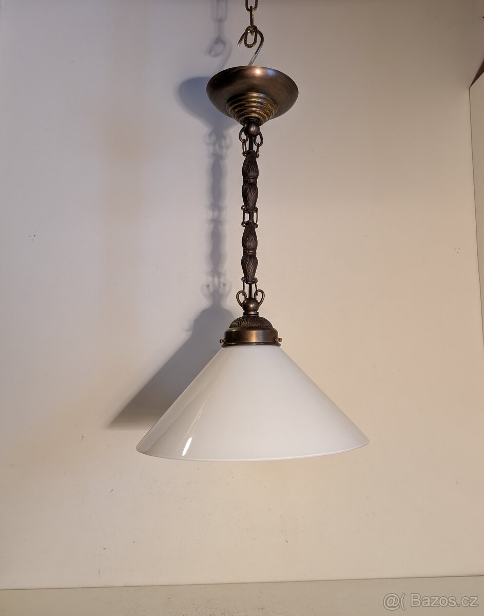 starý mosazný lustr, bílé opálové stínidlo kužel