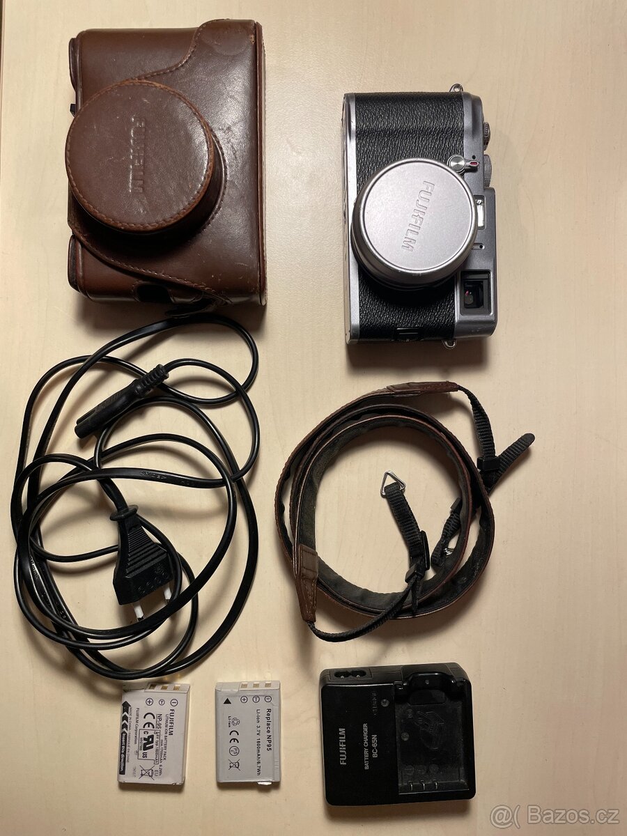Fujifilm X100 (12,3 MP) + příslušenství
