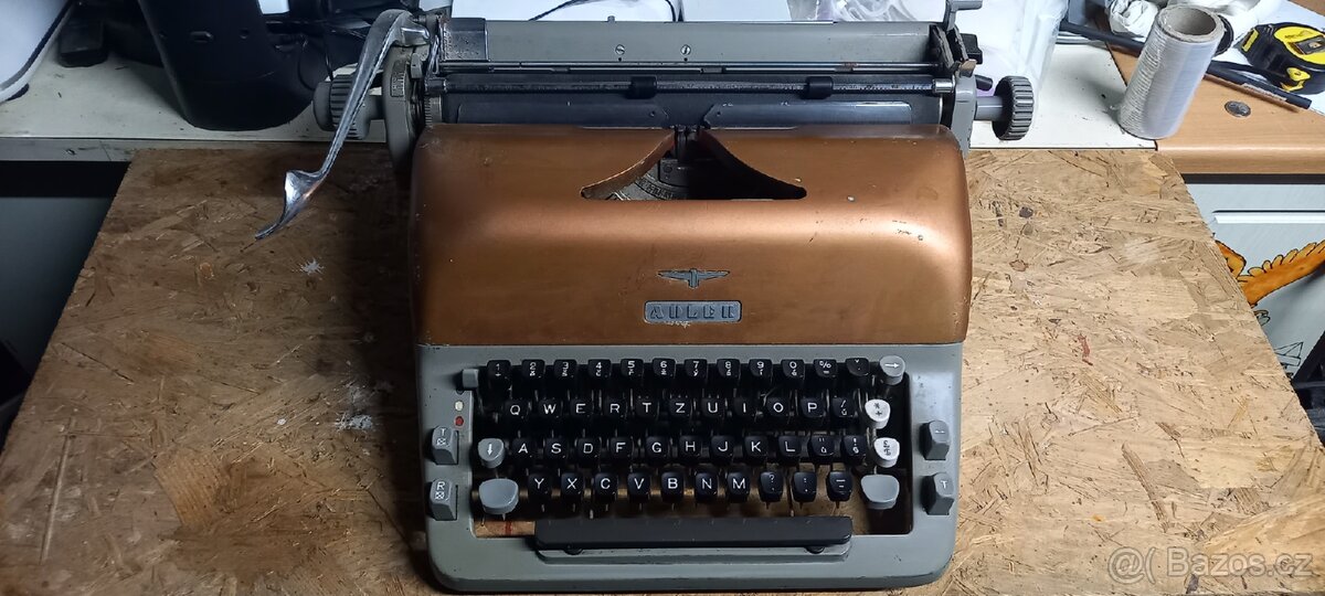 Starý psací stroj Adler